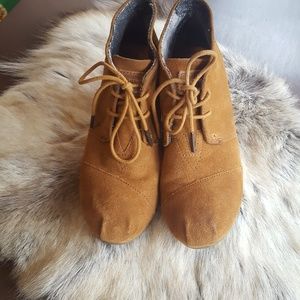 TOMS tan wedges size 7.5 wide booties